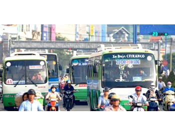 Buses often move in the wrong lane (Photo: SGGP)